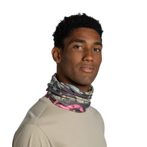 Buff Coolnet UV Neckwear PEKLY CHOMP MULTI scaldacollo multifunzionale con protezione solare UPF 50+ ideale per attività all'aperto, corsa e trekking. Fascia elastica traspirante senza cuciture con logo visibile, perfetta per lo sport in estate.