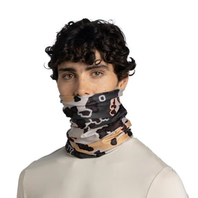 Buff CoolNet UV Neckwear Insect Shield Teroy Multi scaldacollo tubolare multifunzione con protezione solare e tecnologia repellente per insetti. Dettaglio del tessuto tecnico elasticizzato e traspirante con motivo grafico astratto in evidenza su sfondo bianco per catalogo e-commerce.
