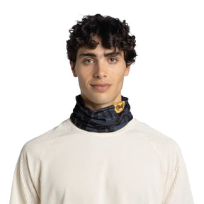 Buff CoolNet UV Neckwear Losne Graphite Scaldacollo tubolare con protezione solare UPF 50 e tecnologia HeiQ Smart Temp. Tessuto elastico riciclato con pattern grafico astratto e logo Buff centrale. Accessorio traspirante ideale per sport outdoor e gestione dell'umidità.