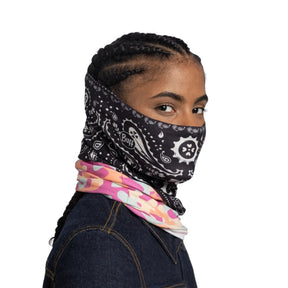 Buff Original EcoStretch Neckwear CAMO CASH PINK scaldacollo tubolare multifunzione con protezione solare. Dettaglio del tessuto tecnico elasticizzato riciclato con grafica ispirata ai profili montuosi delle Dolomiti, posizionato in verticale su sfondo bianco per catalogo e-commerce.
