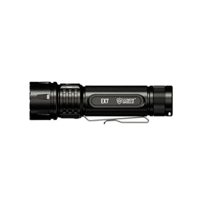 Nitecore EX7 Torcia Tattica Ricaricabile 6000 Lumen. Corpo compatto in alluminio con 4 LED M515S e tecnologia Lumin Shield per fascio variabile Spot/Flood/Mix. Switch laterale, base magnetica e ricarica USB-C. Ideale per ricerca, soccorso e uso professionale.