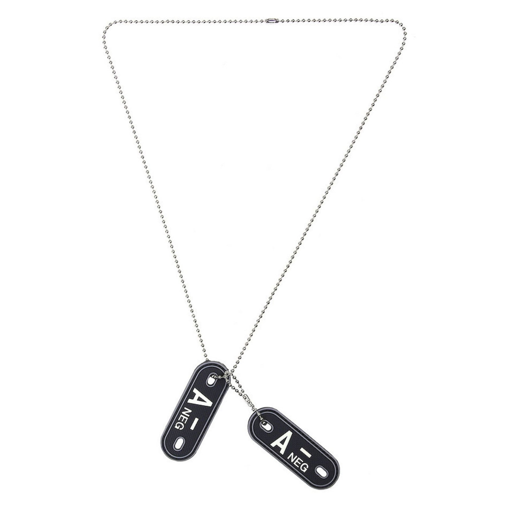 101 INC Dog Tag Bloodgroup. Coppia di piastrine patch in PVC 3D con retro in velcro e catenella inclusa. Indicazione del gruppo sanguigno con lettere fluorescenti e fori laterali. Accessorio tattico di identificazione per equipaggiamento militare e primo soccorso.