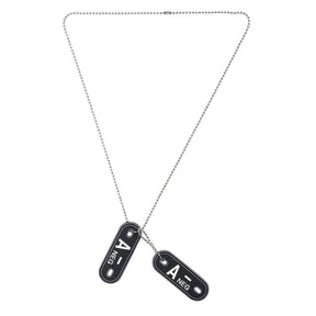 101 INC Dog Tag Bloodgroup. Coppia di piastrine patch in PVC 3D con retro in velcro e catenella inclusa. Indicazione del gruppo sanguigno con lettere fluorescenti e fori laterali. Accessorio tattico di identificazione per equipaggiamento militare e primo soccorso.