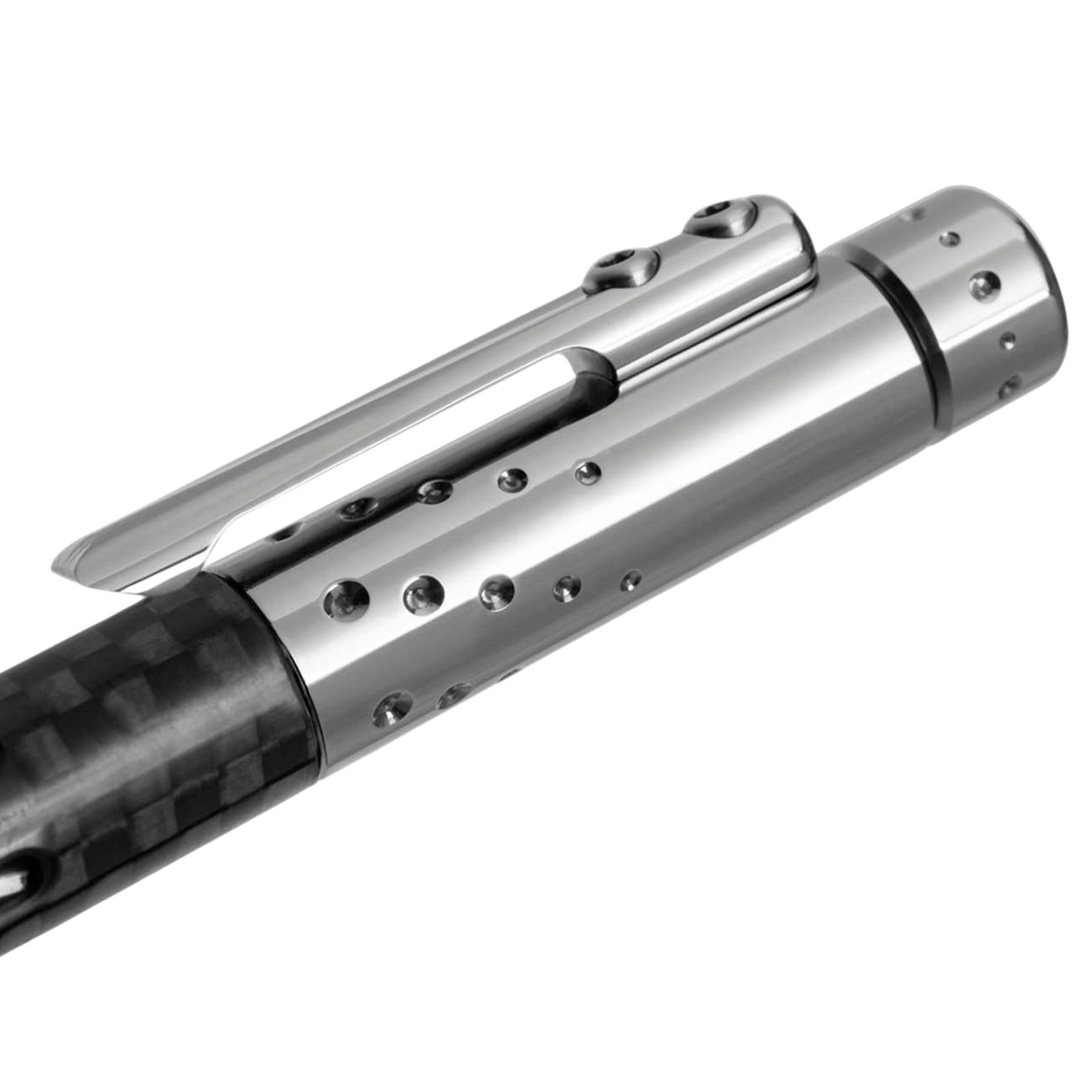 LionSteel Nyala Carbon Fiber Grey Shine penna tattica con corpo in titanio 6Al4V, inserti in fibra di carbonio, meccanismo Twist e refill Fisher Space Pen. Inclusa base in legno. 