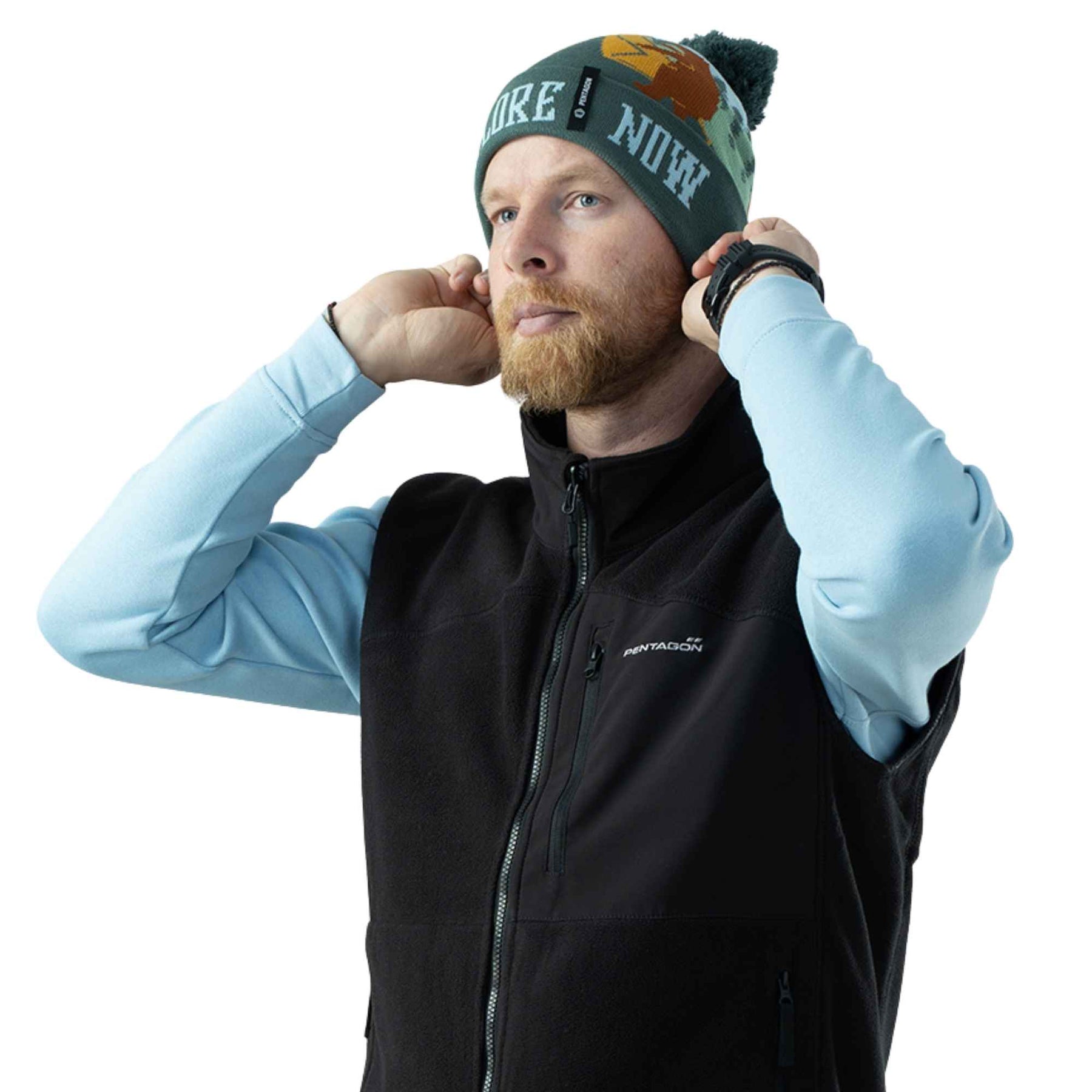 Pentagon Sanctuary Knit Beanie. Berretto invernale in morbido filato acrilico con pon pon e grafica naturale. Design a maglia traspirante con scritta su risvolto a costine per vestibilità comoda. Accessorio termico per protezione dal freddo in attività outdoor.