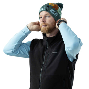 Pentagon Sanctuary Knit Beanie. Berretto invernale in morbido filato acrilico con pon pon e grafica naturale. Design a maglia traspirante con scritta su risvolto a costine per vestibilità comoda. Accessorio termico per protezione dal freddo in attività outdoor.