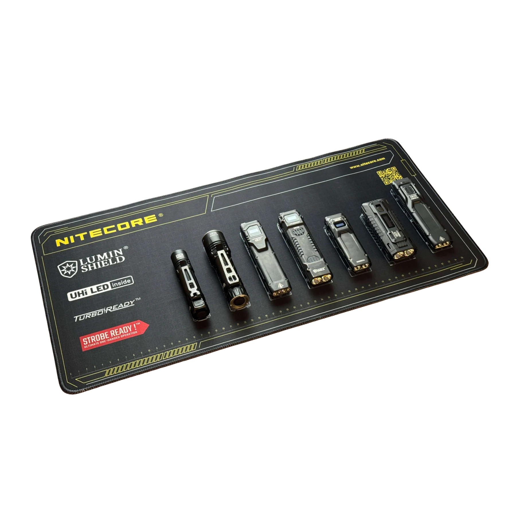 Nitecore Tappetino Mouse XL. Sottomano tecnico da scrivania con schemi grafici di torce serie EDC e righelli graduati sui bordi. Superficie ampia in tessuto morbido per manutenzione o gaming con loghi tecnologia Lumin Shield.