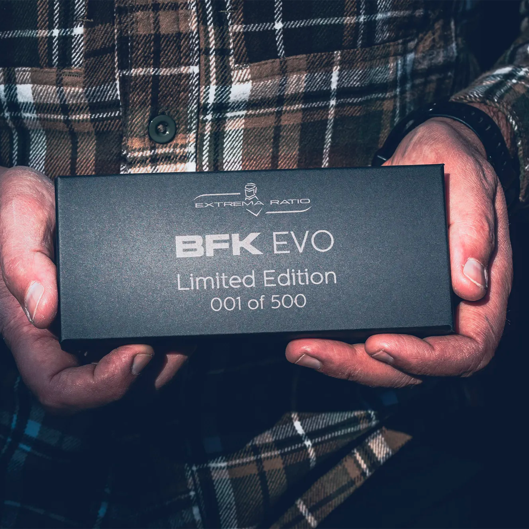 Set Extrema Ratio The Carry Box in edizione limitata, confezione regalo che include un coltello chiudibile BFK EVO, un cappellino nero da baseball, un portafoglio in pelle nero e una piastrina multifunzione in metallo (card tool)