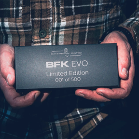 Set Extrema Ratio The Carry Box in edizione limitata, confezione regalo che include un coltello chiudibile BFK EVO, un cappellino nero da baseball, un portafoglio in pelle nero e una piastrina multifunzione in metallo (card tool)