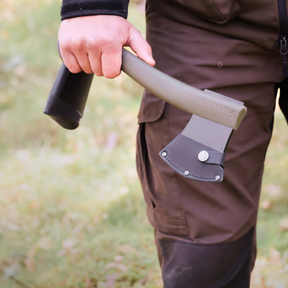 Ascia Morakniv Lightweight Axe, accetta leggera da campeggio e bushcraft, manico in polimero con testa in acciaio al boro, per spaccare legna, su backpacco.it