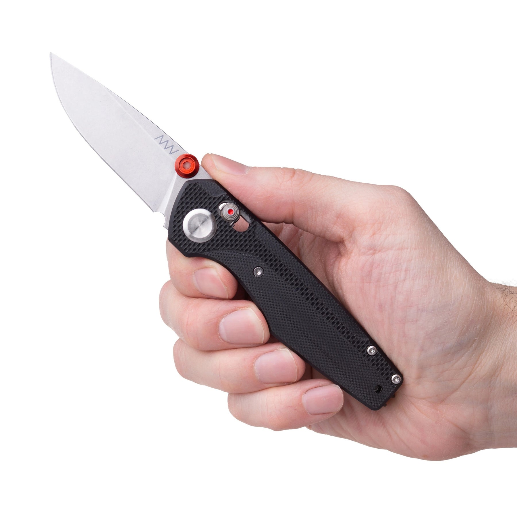 Acta Non Verba A090 coltello chiudibile da tasca EDC con lama stonewash dotata di perno di apertura e blocco di sicurezza del manico sagomato e texturizzato per una presa salda. Ideale per EDC, fotografato su sfondo bianco.