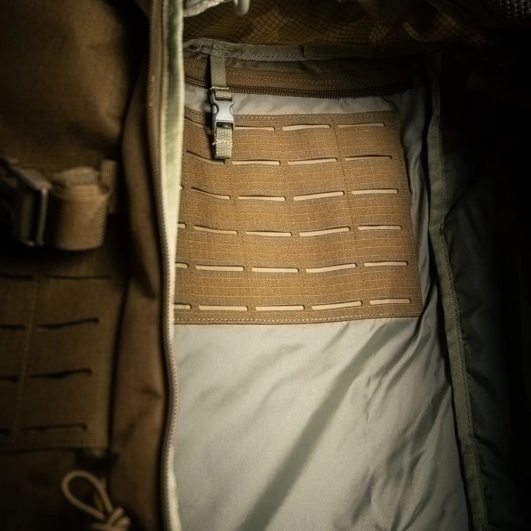 Eberlestock Mission Ruck zaino tattico militare da 79.22 litri con sistema MOLLE e tasche modulari frontali e laterali, FUNZIONA ESCLUSIVAMENTE CON IL TELAIO MISSION EMOD. Caratterizzato da cinghie di compressione e pannello in velcro per patch, ideale per escursioni tecniche, trekking intensivo e utilizzi operativi professionali.