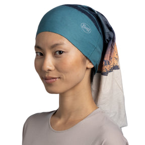 Buff Original EcoStretch Neckwear Alpe di Siusi Peak Multi scaldacollo tubolare multifunzione con protezione solare. Dettaglio del tessuto tecnico elasticizzato riciclato con grafica ispirata ai profili montuosi delle Dolomiti, posizionato in verticale su sfondo bianco per catalogo e-commerce.