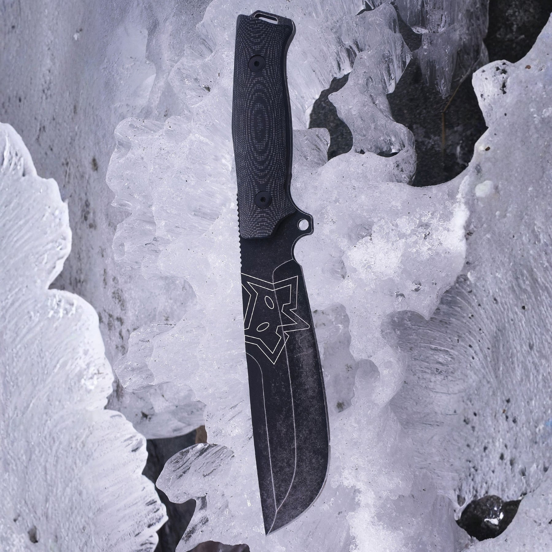 Fox Knives Native Bushcraft coltello a lama fissa full tang con profilo drop point scanalato e logo volpe inciso guancette sagomate con zigrinatura antiscivolo e foro per cordino per outdoor sopravvivenza ed escursionismo