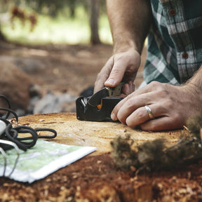 Work Sharp Pivot Plus Knife Sharpener affilatore portatile compatto con carburo affilante, inserti in ceramica e asta diamantata per ripristinare il filo di coltelli e lame outdoor e bushcraft su sfondo bianco.