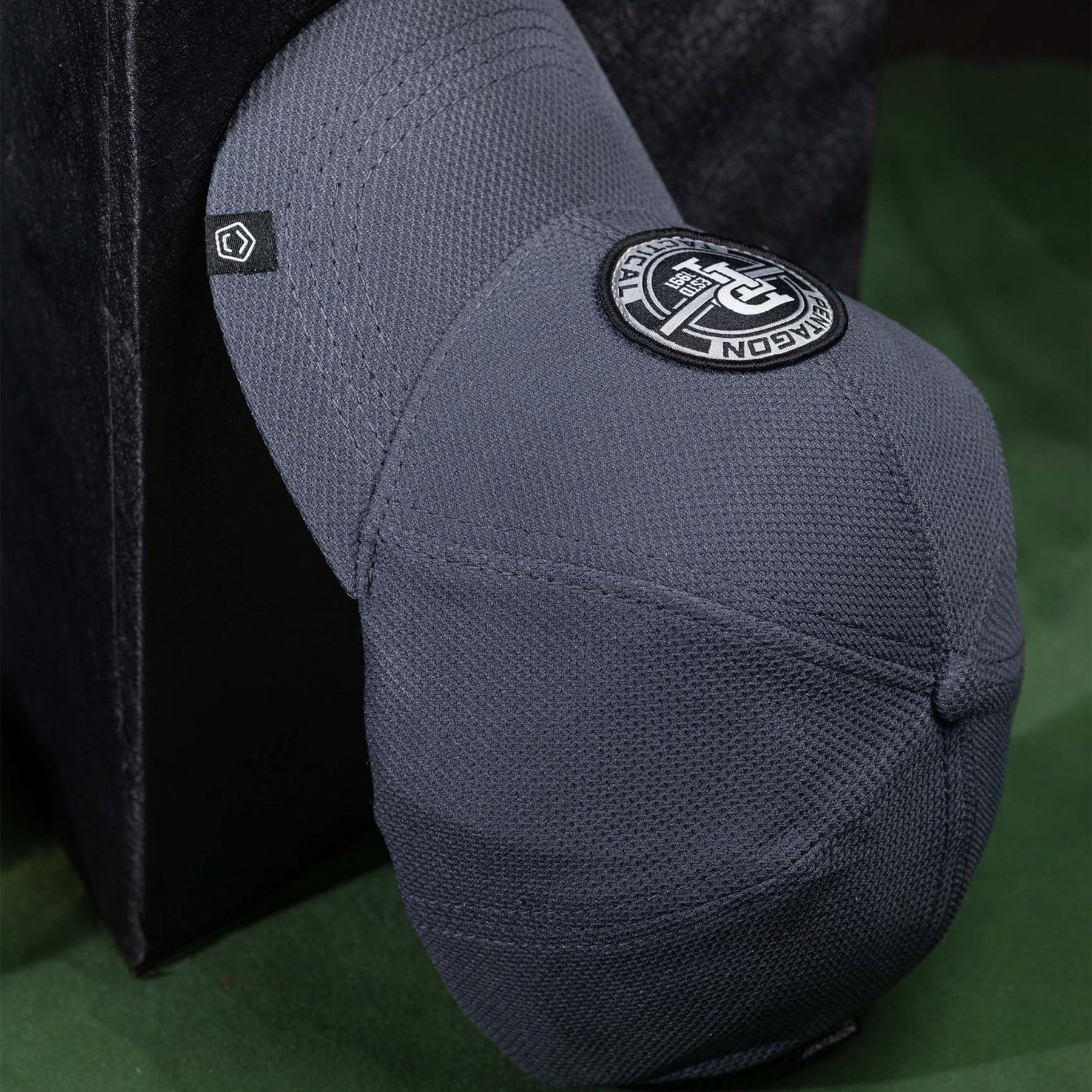 Pentagon Cluster Mesh BB Cap cappello tattico da baseball traspirante in tessuto traforato con patch circolare frontale Pentagon Tactical ed etichetta logo su visiera curva preformata