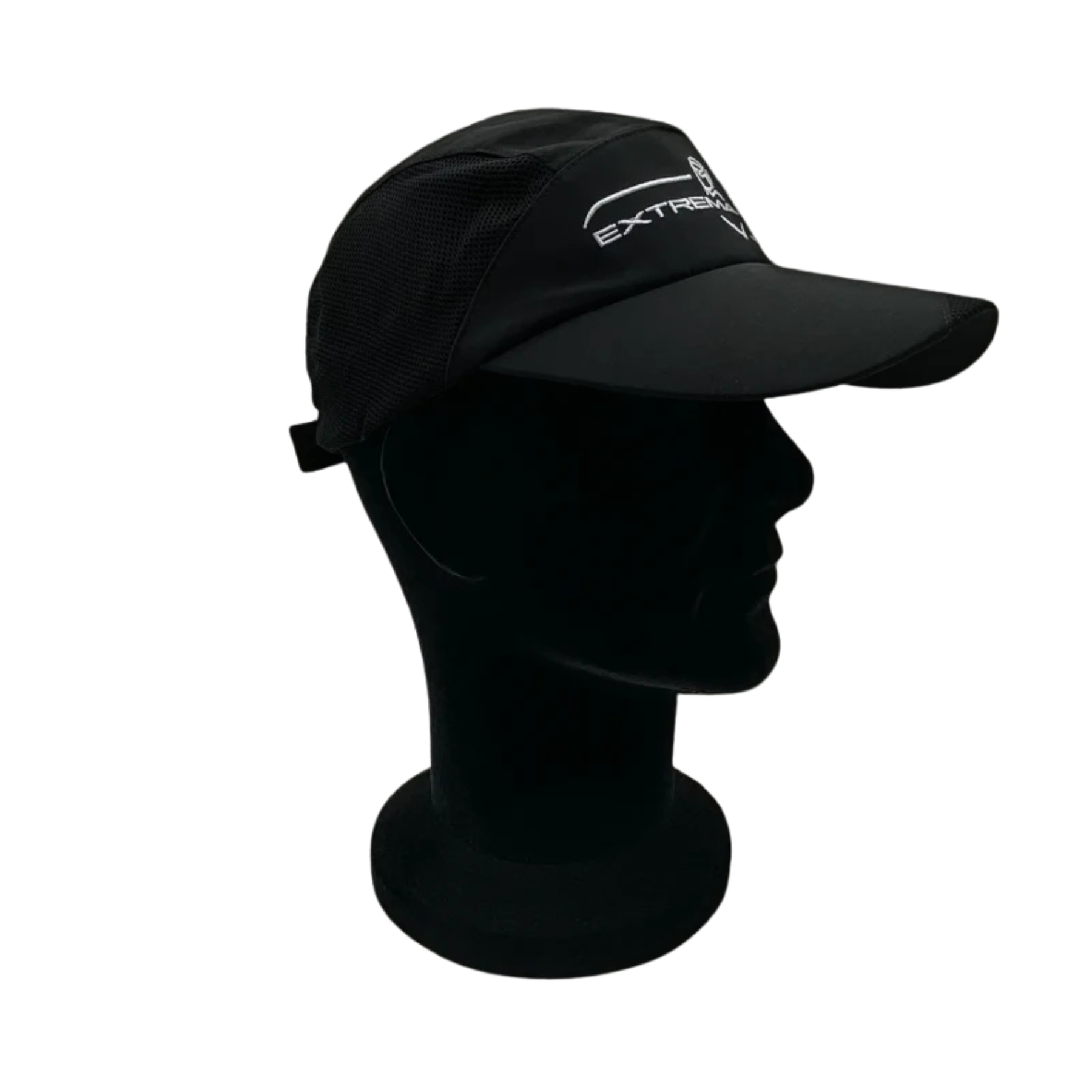Extrema Ratio Running Cap: Cappello tecnico ultra-leggero progettato per attività dinamiche e sport. Realizzato in tessuto traspirante con ampi pannelli laterali in rete mesh per una ventilazione ottimale. Presenta il logo Extrema Ratio ricamato sulla parte frontale e chiusura posteriore regolabile.