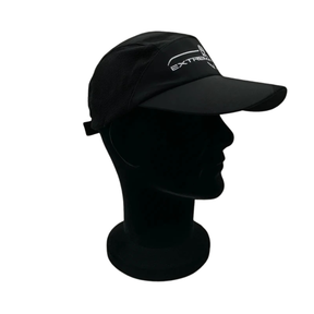 Extrema Ratio Running Cap: Cappello tecnico ultra-leggero progettato per attività dinamiche e sport. Realizzato in tessuto traspirante con ampi pannelli laterali in rete mesh per una ventilazione ottimale. Presenta il logo Extrema Ratio ricamato sulla parte frontale e chiusura posteriore regolabile.