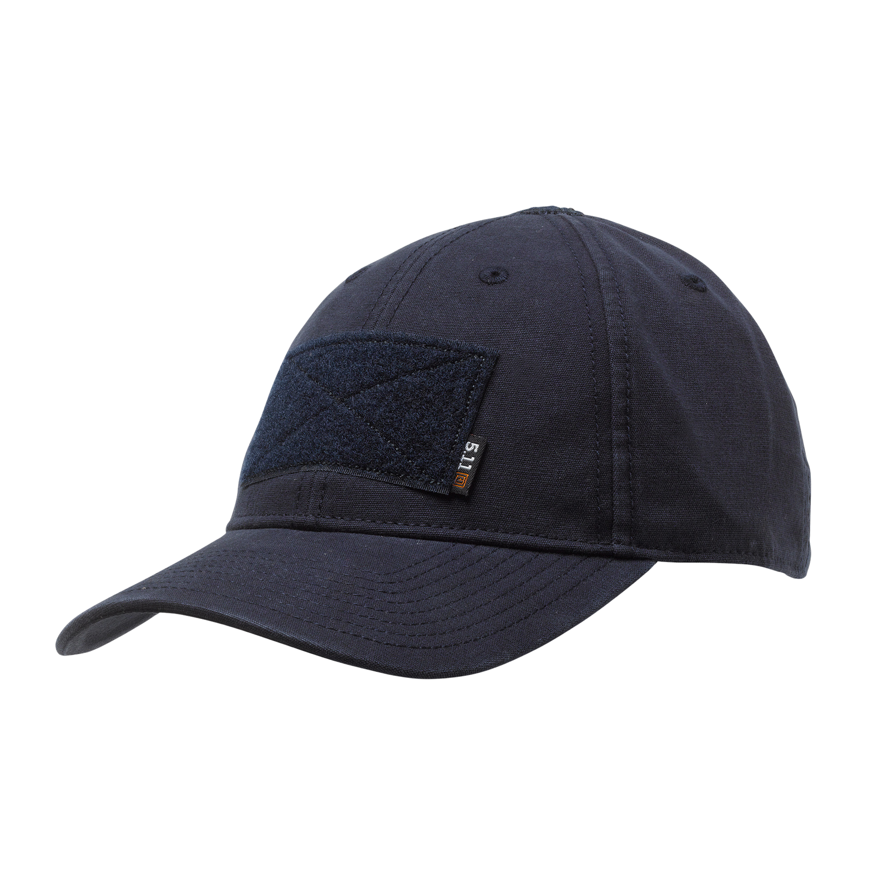 5.11 Tactical Flag Bearer Cap: Cappello stile baseball con costruzione soft-crown a 6 pannelli. Dotato di pannello frontale in velcro per patch, occhielli ricamati per ventilazione e fascia antisudore in jersey traspirante con inserto in schiuma. Taglia unica regolabile per massimo comfort.