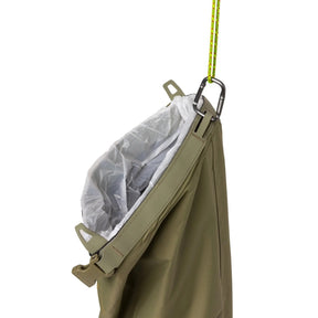 Sea to Summit Trash Dry Bag 10L sacca stagna impermeabile per la gestione dei rifiuti durante escursioni e bushcraft. Dotata di chiusura roll-top, passanti per il fissaggio esterno allo zaino e rivestimento interno per sacchetti monouso, ideale per la filosofia Leave No Trace.