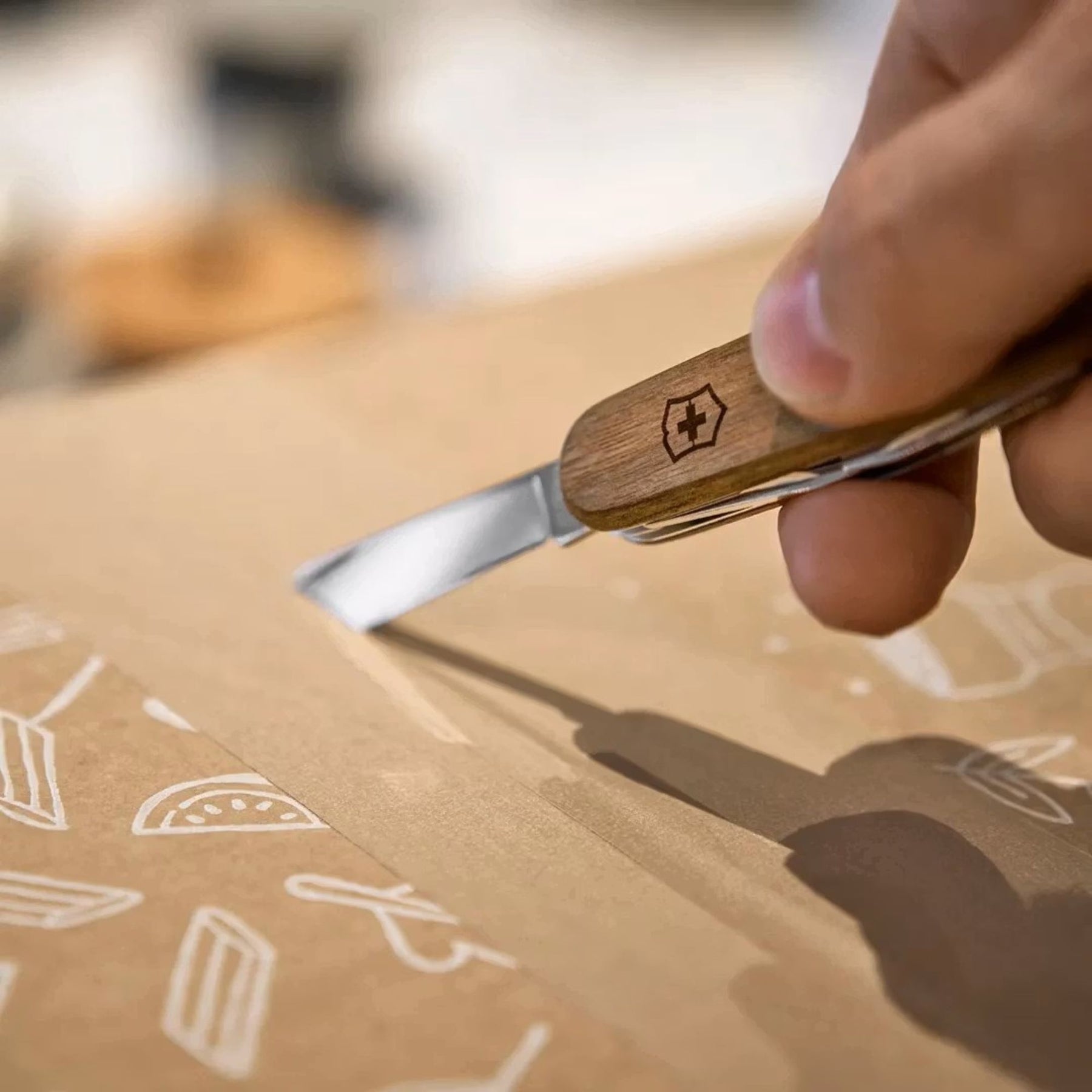 Victorinox Spartan Wood. Coltellino svizzero multiuso con guancette ergonomiche in legno di noce pregiato e logo inciso. Dotato di 10 funzioni essenziali tra cui lama grande, piccola, apriscatole, cacciaviti, spelafili e cavatappi. Strumento tascabile elegante e sostenibile per uso quotidiano.