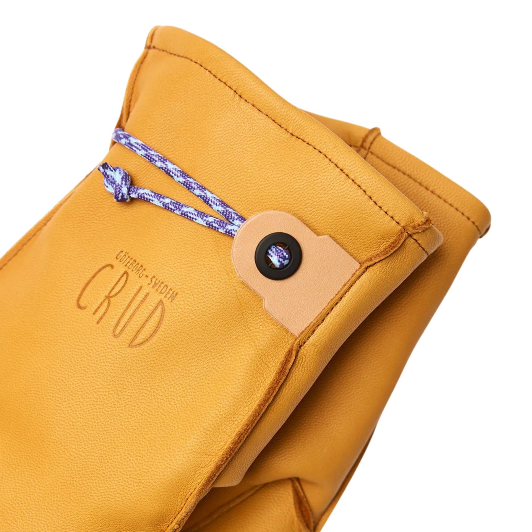 Crud Sweden Guanti Mitsuhiko 2.0 Re:Newool Lined invernali in pelle pieno fiore. Fodera interna in lana riciclata per massimo isolamento termico. Design artigianale robusto con polsino corto e asola in paracord. Ideali per bushcraft, lavori pesanti e protezione dal freddo.