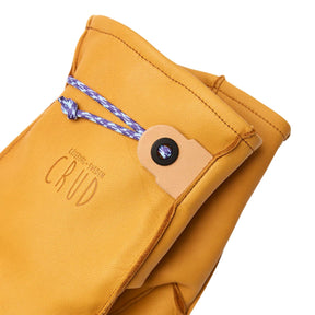 Crud Sweden Guanti Mitsuhiko 2.0 Re:Newool Lined invernali in pelle pieno fiore. Fodera interna in lana riciclata per massimo isolamento termico. Design artigianale robusto con polsino corto e asola in paracord. Ideali per bushcraft, lavori pesanti e protezione dal freddo.