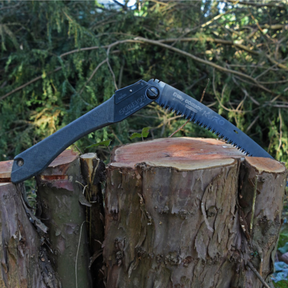 SILKY GOMBOY CURVE OUTBACK KURO Sega pieghevole in Acciaio Giapponese Premium, Edizione Limitata 40° Anniversario. Lama curva da 240 mm con rivestimento Black Oxide antiriflesso e impugnatura in Arbor Composite per uso outdoor estremo e bushcraft.