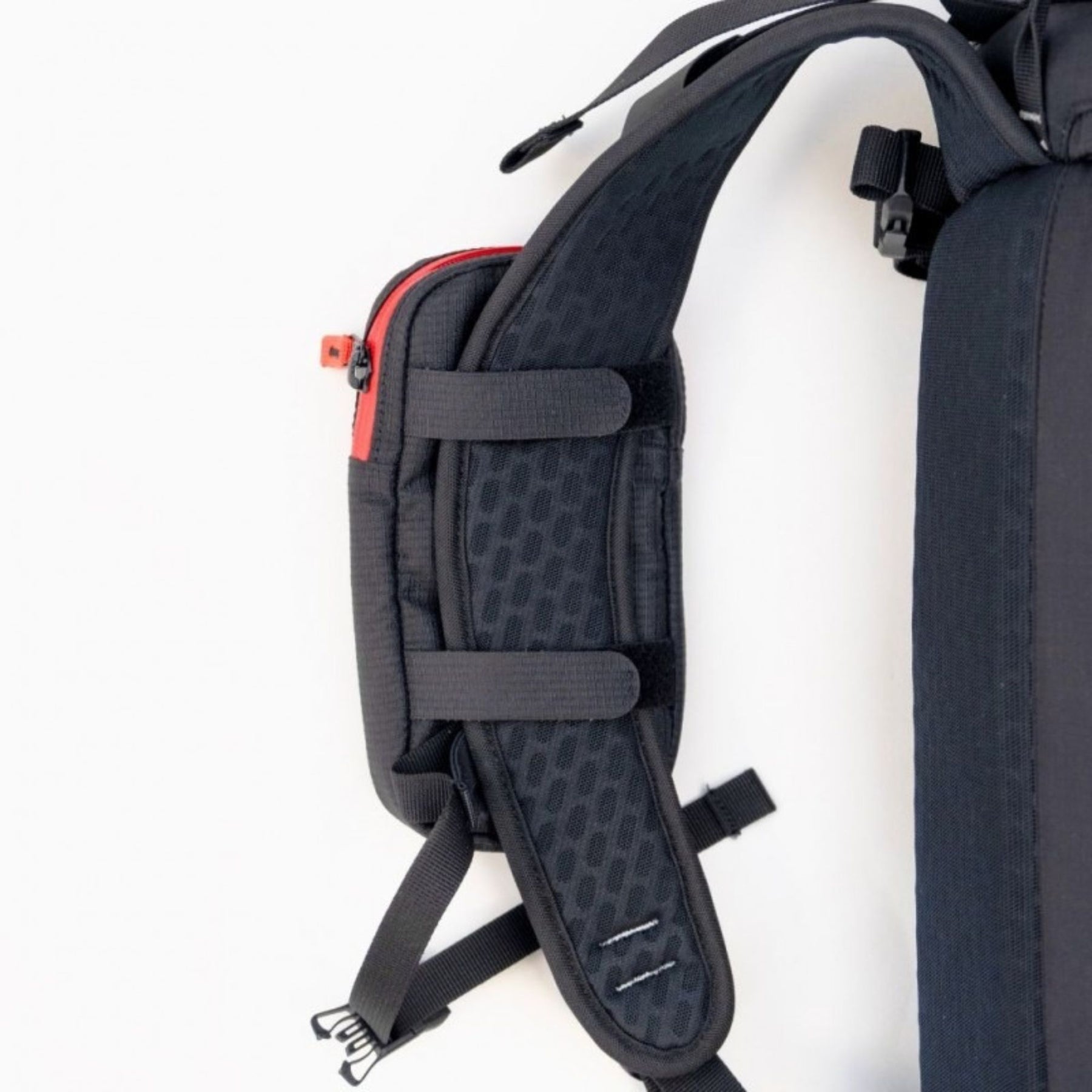 Arva Bottle Holder porta borraccia termico con isolamento interno in alluminio logo Arva frontale asola superiore di fissaggio rossa e passanti laterali per aggancio a zaino o cintura ideale per scialpinismo ed escursionismo.