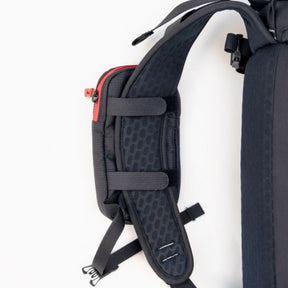 Arva Bottle Holder porta borraccia termico con isolamento interno in alluminio logo Arva frontale asola superiore di fissaggio rossa e passanti laterali per aggancio a zaino o cintura ideale per scialpinismo ed escursionismo.