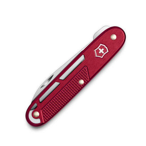Victorinox Onefold Alox. Coltello chiudibile a lama singola liscia. Guancette in alluminio strutturato con fresature decorative e design scheletrato ultrapiatto. Strumento essenziale e leggero ideale per il porto quotidiano EDC minimalista.