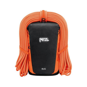 Petzl BUG zaino compatto da 18 litri ergonomico con apertura superiore, fettuccia portacorda, cinghie di compressione e scomparto imbottito, ideale per arrampicata su vie lunghe, outdoor e uso quotidiano.