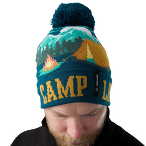 Pentagon Sanctuary Knit Beanie. Berretto invernale in morbido filato acrilico con pon pon e grafica naturale. Design a maglia traspirante con scritta su risvolto a costine per vestibilità comoda. Accessorio termico per protezione dal freddo in attività outdoor.