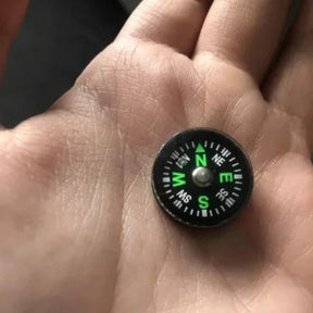 BCB Explorer Button Compass bussola a bottone micro riempita a liquido e pressurizzata per orientamento, sopravvivenza ed outdoor, confezionata su cartoncino originale Just add the Adventure