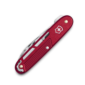 Victorinox Synergy X Alox. Multiuso con guancette in alluminio zigrinato e manico caratterizzato da fresature decorative. Dotato di lama principale, forbici di precisione, apriscatole e lima multifunzione. Design esclusivo che unisce eleganza e funzionalità per il porto quotidiano.