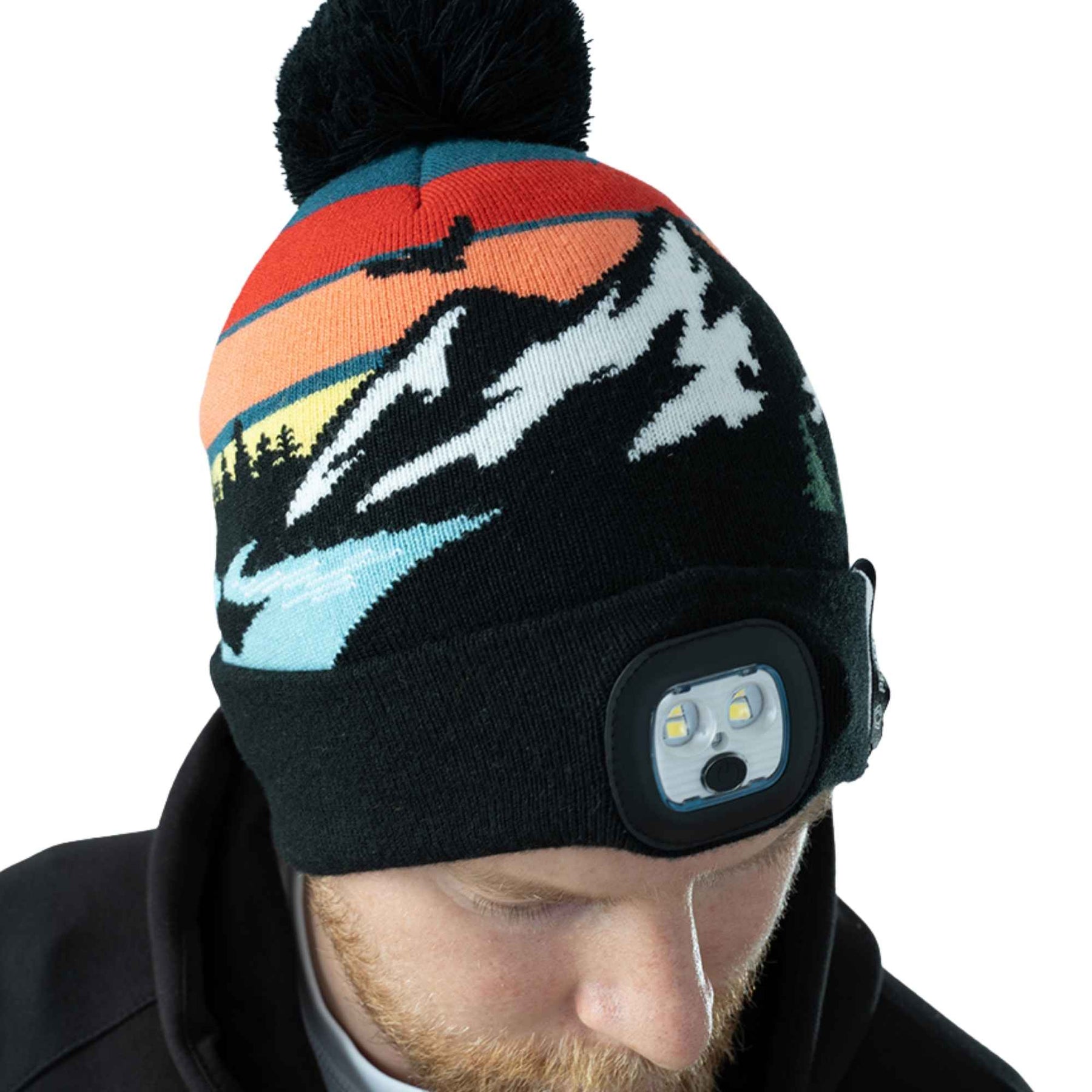 Pentagon Sanctuary Knit Beanie. Berretto invernale in morbido filato acrilico con pon pon e grafica naturale. Design a maglia traspirante con scritta su risvolto a costine per vestibilità comoda. Accessorio termico per protezione dal freddo in attività outdoor.
