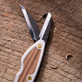 Flexcut JKN88 Whittlin Jack coltello chiudibile tascabile per intaglio del legno con due lame affilate dedicate a sbozzo e dettaglio e impugnatura ergonomica sagomata. Strumento ideale per intagliatori, falegnameria e appassionati di bushcraft.