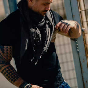 Helikon-Tex Shemagh Scarf - Sciarpa tattica traspirante con motivo tradizionale e nappe, ideale per protezione da vento, sole e polvere in attività outdoor, survival e tattiche. Scopri l'attrezzatura su Backpacco.