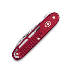 Victorinox Synergy Alox. Multiuso serie Alox Refined con guancette in alluminio scheletrato e clip integrata. Dotato di 9 funzioni tra cui lama principale bloccabile, strumento apripacchi, lima e cacciaviti. Design minimalista moderno per porto quotidiano.