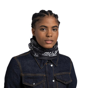 Buff Original EcoStretch Neckwear REIT BLACK scaldacollo tubolare multifunzione con protezione solare. Dettaglio del tessuto tecnico elasticizzato riciclato con grafica ispirata ai profili montuosi delle Dolomiti, posizionato in verticale su sfondo bianco per catalogo e-commerce.