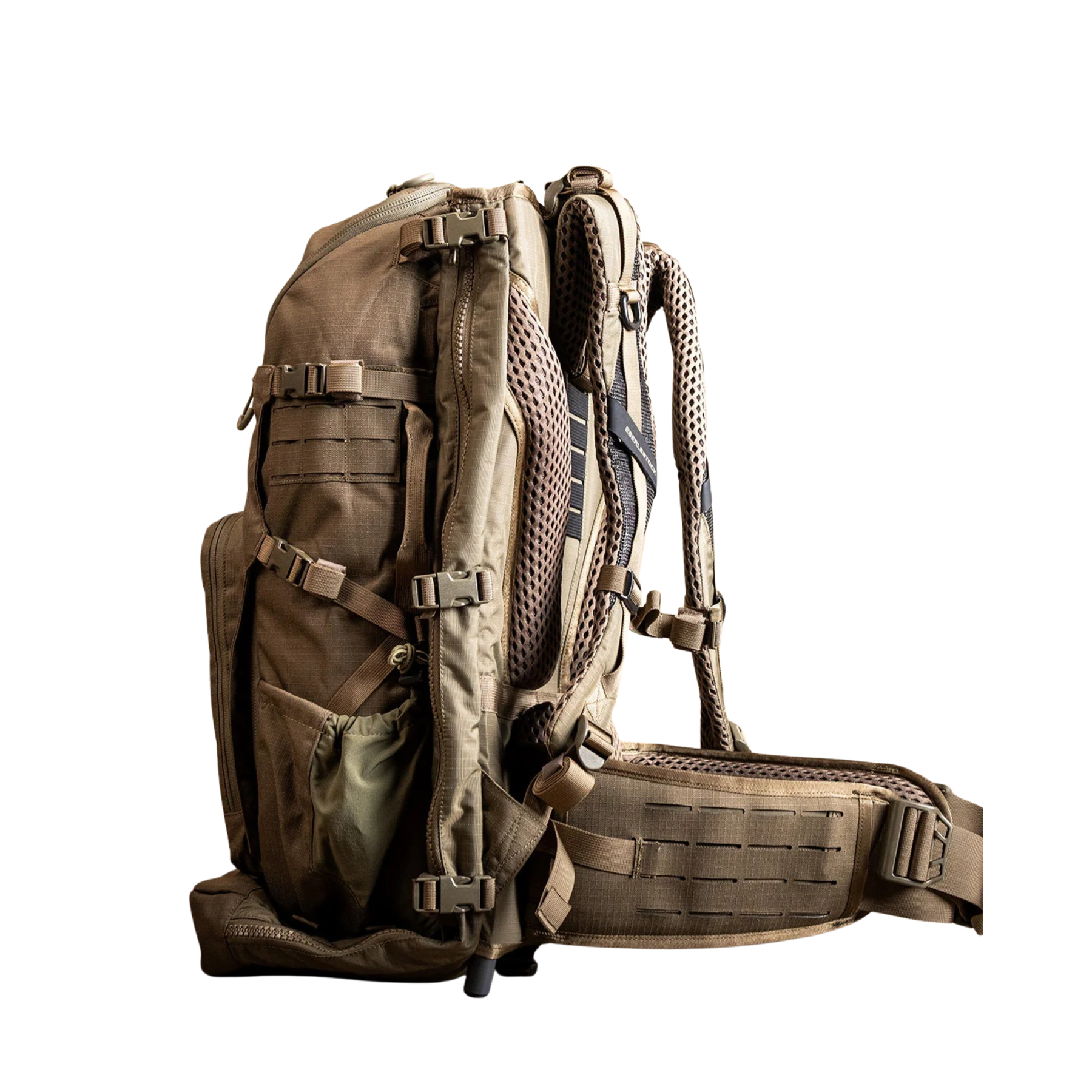 Eberlestock Spectre: Zaino tecnico per fucile da 50.8 litri progettato per massimizzare la leggerezza senza compromettere la resistenza. Realizzato con materiali d'avanguardia, presenta un sistema di sospensione regolabile, accesso multiplo al vano principale e pannelli esterni MOLLE laser-cut per l'espansione del carico. Ideale per missioni a lungo raggio e spedizioni outdoor che richiedono versatilità e organizzazione superiore.