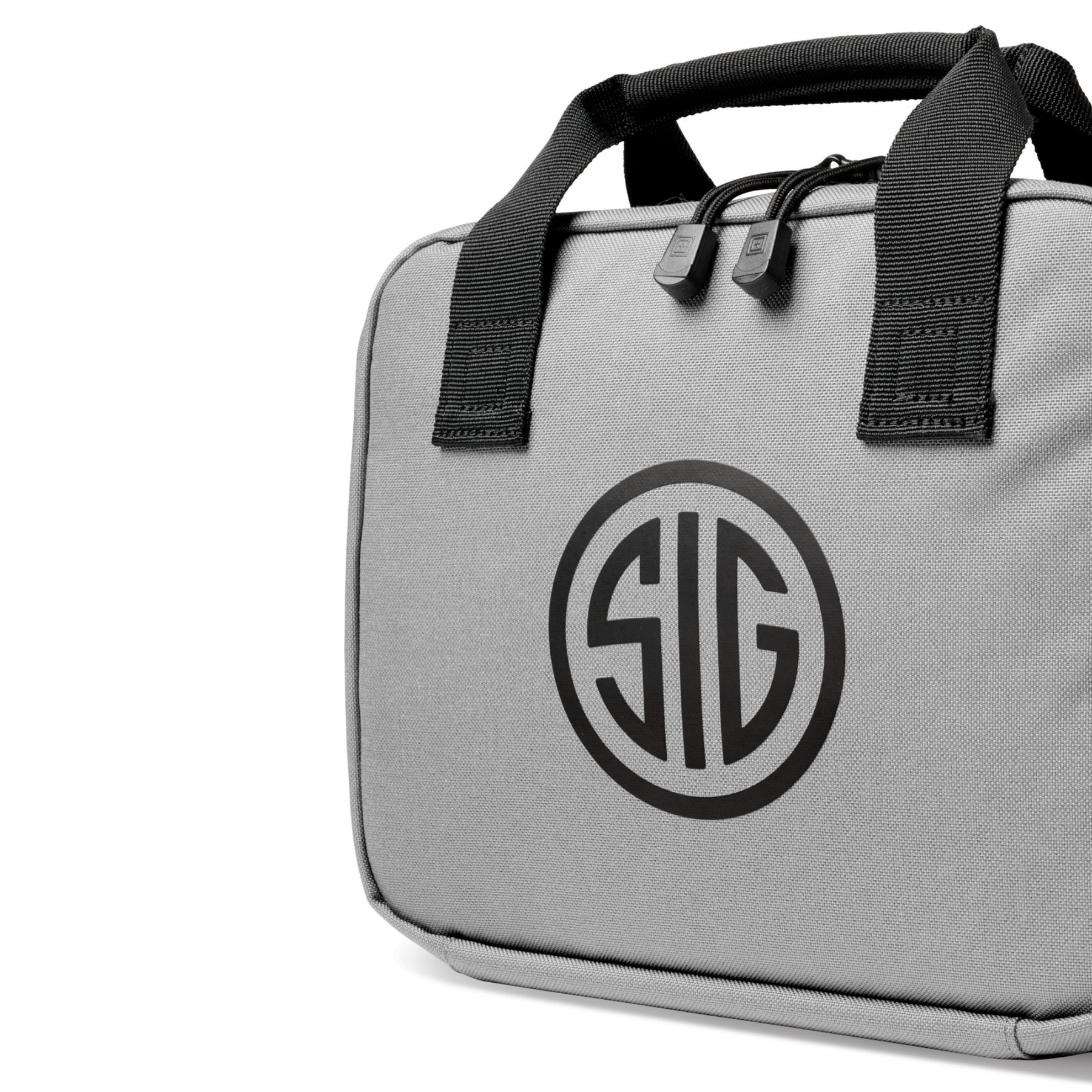 5.11 Tactical Double Pistol Case edizione SIG Sauer. Valigetta imbottita in Nylon 1050D progettata per il trasporto sicuro di due pistole e caricatori. Dotata di maniglie rinforzate, zip YKK perimetrale e apertura completa a 180 gradi per accesso rapido in poligono.