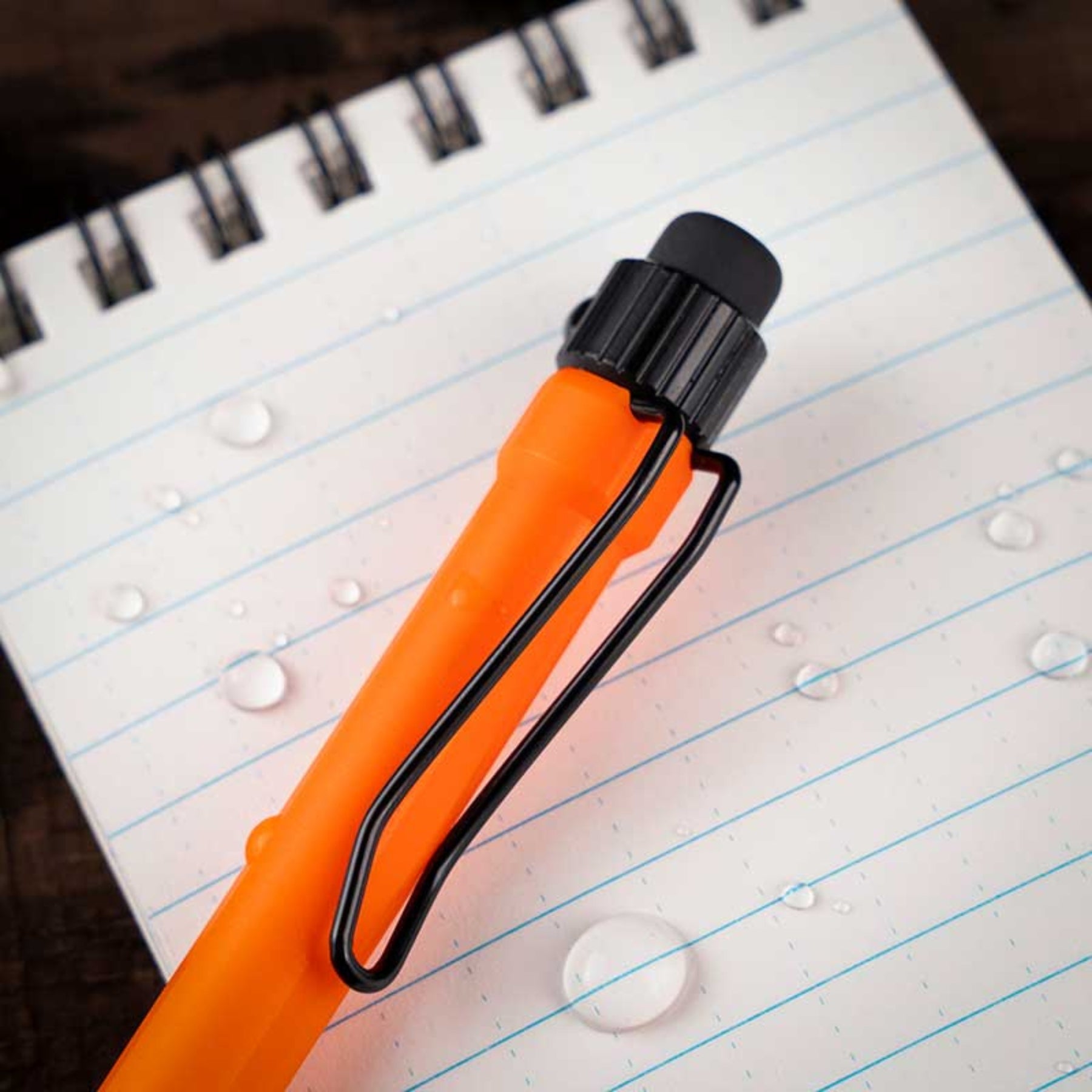 Rite in the Rain Precision Pencil OR9 matita meccanica tattica con mina HB 0.9 mm e ricariche incluse, progettata per scrittura resistente su superfici umide e condizioni estreme, ideale per attività outdoor e survival.