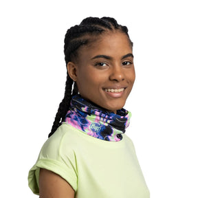 Buff Coolnet UV Neckwear Dovic Ultramarine scaldacollo multifunzionale con protezione solare UPF 50+ ideale per attività all'aperto, corsa e trekking. Fascia elastica traspirante senza cuciture con logo visibile, perfetta per lo sport in estate.
