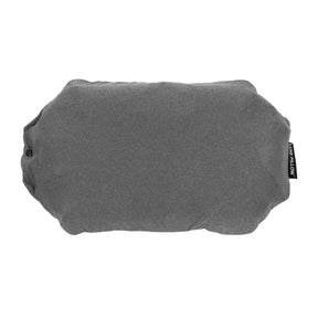 Klymit Luxe Pillow cuscino da trekking gonfiabile con fodera trapuntata a rombi morbida e rimovibile per il massimo comfort in campeggio. Ideale per escursionismo, viaggi e outdoor, dotato di etichetta con logo cucita sul lato, fotografato isolato su sfondo bianco.