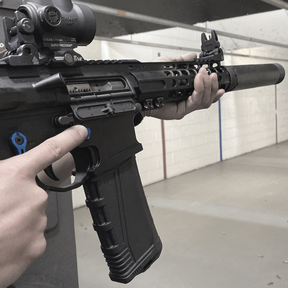 UTG AR15 Polymer Magazine: Caricatore da 30 colpi per calibro .223 Remington e 5.56x45 NATO. Realizzato in polimero ad alta resistenza con texture antiscivolo per un cambio rapido e sicuro. Dotato di elevatore blu anti-inclinazione e molla in acciaio inossidabile per un'alimentazione affidabile.