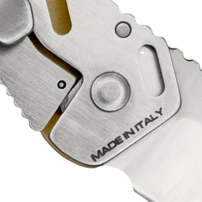 Extrema Ratio ANT Urban SF: Coltello chiudibile EDC compatto con lama sheepfoot in acciaio Bohler N690. Versione Urban caratterizzata da impugnatura in alluminio anticorodal anodizzato. Sistema di chiusura Frame Lock e struttura ultra-leggera per porto quotidiano.