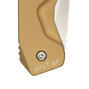 Extrema Ratio ANT Urban SF: Coltello chiudibile EDC compatto con lama sheepfoot in acciaio Bohler N690. Versione Urban caratterizzata da impugnatura in alluminio anticorodal anodizzato. Sistema di chiusura Frame Lock e struttura ultra-leggera per porto quotidiano.