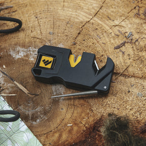 Work Sharp Pivot Plus Knife Sharpener affilatore portatile compatto con carburo affilante, inserti in ceramica e asta diamantata per ripristinare il filo di coltelli e lame outdoor e bushcraft su sfondo bianco.
