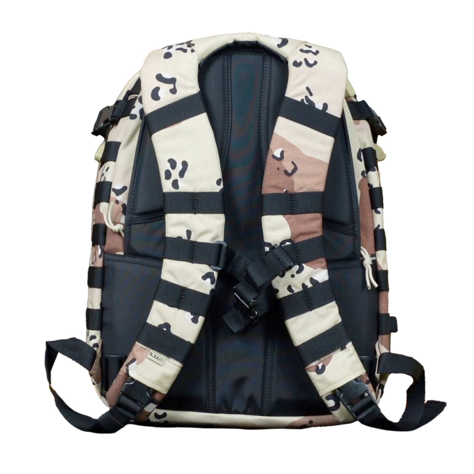 5.11 Tactical Rush24 2.0: Zaino tattico da 37 litri evoluzione del celebre modello originale. Realizzato in nylon 1050D resistente all'acqua, presenta un ampio scomparto principale con tasca imbottita per laptop fino a 15 pollici, scomparto CCW occultato e tasca per occhiali foderata in pile. Dotato di sistema MOLLE avvolgente, cinghie di compressione e spallacci ergonomici per il massimo comfort operativo.